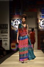 Model walks the ramp for Niki Mahajan show on Wills Lifestyle India Fashion Week 2011-Day 4 in Delhi on 9th April 2011 (88).JPG